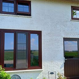 Ingang van Vakantiehuisje in IJzendijke, Zeeuws-Vlaanderen met uitzicht op de velden.