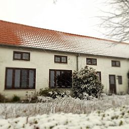 Sneeuw bedekt Vakantiehuisje in IJzendijke, Zeeuws-Vlaanderen in winterse sfeer.