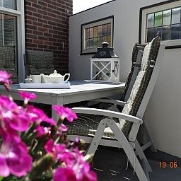 Natural surroundings of vacation home ZE1542 in Biervliet with a heron in the grass.