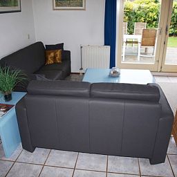 Cozy living room in Vermare, Wemeldinge, South Beveland, with comfortable sofas and garden view.