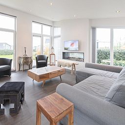 Stilvolles Wohnzimmer im Ferienhaus Waterresort Oosterschelde Haus Nr. 91, Wemeldinge, mit gemuetlicher Sitzecke und viel Licht.