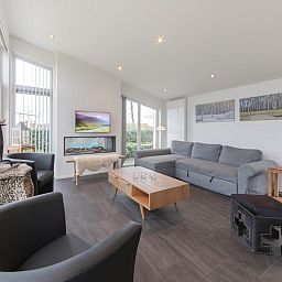 Geraeumige Sitzecke im Ferienhaus Waterresort Oosterschelde Haus Nr. 91, Wemeldinge, mit moderner Einrichtung und grossen Fenstern.