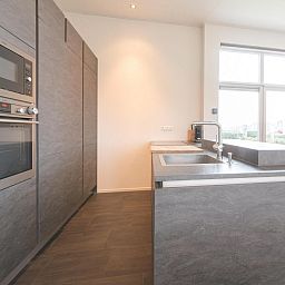 Moderne Kueche im Ferienhaus Waterresort Oosterschelde Haus Nr. 91, Wemeldinge, ausgestattet mit Luxusgeraeten und stilvollem Design.