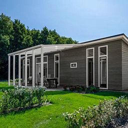 Modernes Aeusseres des Ferienhauses Waterresort Oosterschelde, Hausnummer 101, gelegen im gruenen Wemeldinge, Zuid-Beveland.