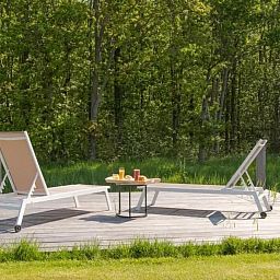 Private Terrasse mit Liegestuehlen im Ferienhaus Waterresort Oosterschelde, umgeben von Natur in Wemeldinge, Zuid-Beveland.
