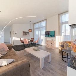 Stilvolles Wohnzimmer im Ferienhaus Waterresort Oosterschelde, Hausnummer 101, mit moderner Einrichtung in Wemeldinge, Zeeland.