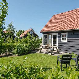 Geniessen Sie das 4-Bett Cottage Zeeland in Wemeldinge, Zuid-Beveland, mit einer sonnigen Terrasse und gruener Umgebung fuer einen entspannten Urlaub.