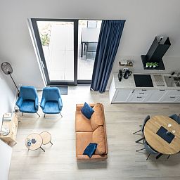 Gemuetliches Wohnzimmer im Ferienhaus ZE1455, Wemeldinge, mit bequemen Stuehlen.