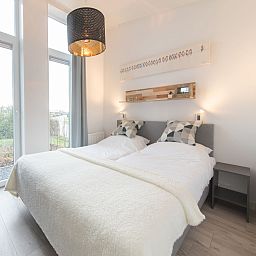 Komfortables Schlafzimmer im Ferienhaus Ruisweg 34, Wemeldinge, mit Blick auf den Garten in Sued-Beveland.