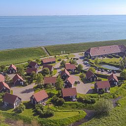 Luftaufnahme des Ferienhauses Zeeland Cottage Wemeldinge an der Kueste von Zuid-Beveland, Zeeland.
