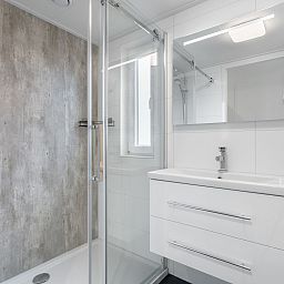 Luxe badkamer in Vakantiehuis Ruisweg 12, Wemeldinge, Zeeland, met inloopdouche en moderne wastafel voor ultiem comfort.