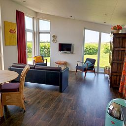 Gemuetliches Wohnzimmer des Ferienhauses Waterresort Oosterschelde Haus Nr. 51 in Wemeldinge, mit moderner Einrichtung und viel Licht.