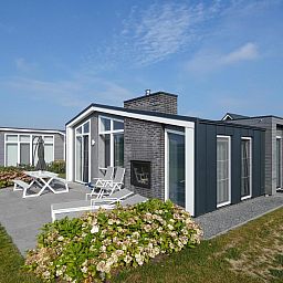 Die Terrasse des Ferienhauses Waterresort Oosterschelde Haus Nr. 13 in Wemeldinge bietet Entspannung in Zuid-Beveland.