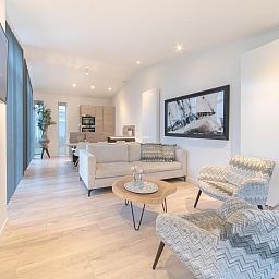 Gemuetliches Wohnzimmer des Ferienhauses Waterresort Oosterschelde Haus Nr. 13 in Wemeldinge mit stilvollen Moebeln.