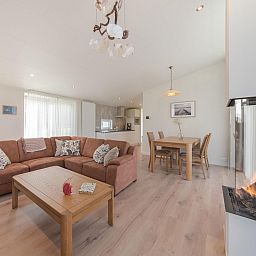 Gemuetliches Interieur des Ferienhauses Waterresort Oosterschelde Haus Nr. 93 in Wemeldinge, mit Kamin.