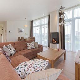 Komfortable Sitzecke im Ferienhaus Waterresort Oosterschelde Haus Nr. 93 in Wemeldinge mit gemuetlichem Kamin.