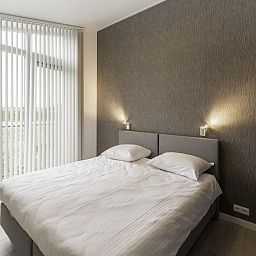 Komfortables Schlafzimmer im Ferienhaus Waterresort Oosterschelde Haus Nr. 71, mit Blick auf die Natur von Wemeldinge.