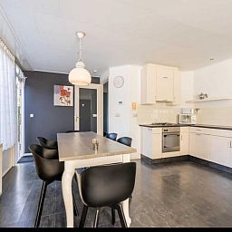 Modern kitchen and dining area in vacation home Scheldeoord 54, Baarland, Zuid-Beveland, Zeeland, with lots of light and stylish interior.