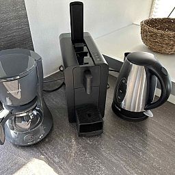 Gezellige sfeer in vakantiehuis ZE1365 in Kattendijke, Zuid-Beveland, met de tekst 'lekker samen in een huisje'.