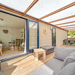 Veranda van vakantiehuis Timmerman in Heinkenszand, Zuid-Beveland. Geniet van de comfortabele buitenruimte en het uitzicht op de natuur.