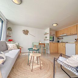 Gezellige binnenruimte van vakantiehuis Timmerman in Heinkenszand, Zuid-Beveland, met lichte keuken en comfortabele zithoek.