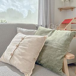 Gezellige binnenruimte van vakantiehuis Timmerman in Heinkenszand, Zuid-Beveland, met comfortabele kussens en speelhoek voor kinderen.