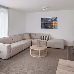 Gezellige woonkamer van de Vrijstaande woning in Wolphaartsdijk, Zuid-Beveland, Zeeland, met comfortabele zithoek en moderne inrichting.