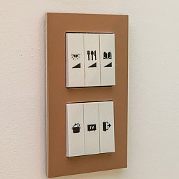 Gemuetliches Wohnzimmer des Ferienhauses ZE1545 in Wolphaartsdijk, Zuid-Beveland mit moderner Einrichtung und Gartenblick.