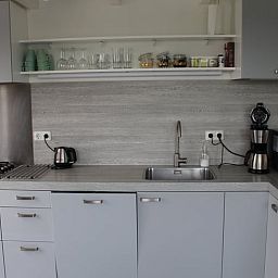 Fully equipped kitchen of Cottage in Lewedorp, ideal for a vacation in South Beveland, Zeeland.