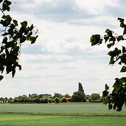 Vakantiehuisje in Lewedorp, Zuid-Beveland biedt een charmante houten gevel met omliggende natuur voor een rustgevend verblijf in Zeeland.