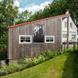 Uitzicht op groene velden rondom Vakantiehuisje in Lewedorp, Zuid-Beveland, Zeeland, met bomen en weidse natuur in de omgeving.