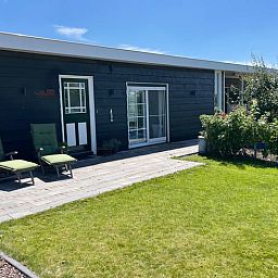 Ruime tuin bij Vakantiehuis in Lewedorp, ideaal voor buitenactiviteiten in Zuid-Beveland, Zeeland.