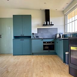 Moderne keuken in Vakantiehuis in Lewedorp, uitgerust voor comfortabel koken in Zuid-Beveland, Zeeland.