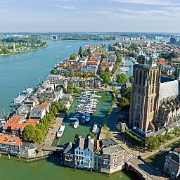Gemuetliches Schlafzimmer im Ferienhaus ZH487, Goudriaan, Alblasserwaard, Suedholland, mit Holzdach und bequemen Betten.