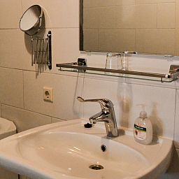 Entdecken Sie den farbenfrohen Blumengarten des Ferienhauses ZH487 in Goudriaan, Alblasserwaard, Suedholland, umgeben von ruhiger Natur.