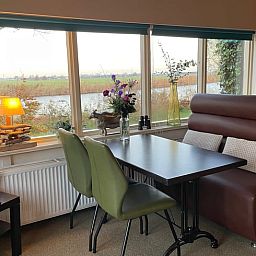 Essecke im Cottage in Brandwijk, Brandwijk, mit schoenem Blick auf den Fluss und die Natur.