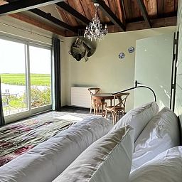 Uitzicht vanuit slaapkamer Huisje in Stolwijk, vakantiehuis in Alblasserwaard met landelijke charme.