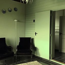 Stijlvolle zithoek in Huisje in Stolwijk, vakantieaccommodatie in Zuid-Holland met klassieke meubels.