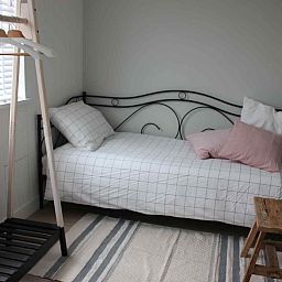 Gemuetliche Veranda des Ferienhauses ZH330 in Ouddorp, ideal fuer Mahlzeiten im Freien in Suedholland.