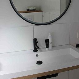 Praktischer Stauraum im Ferienhaus ZH330, Ouddorp, mit Kleiderbuegeln und Klappstuhl.