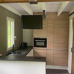 Modern kitchen in vacation home Vrijheid in Ouddorp, Goeree-Overflakkee, South Holland, equipped with all conveniences.