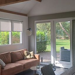 Cozy living room in vacation home Vrijheid, Ouddorp, Goeree-Overflakkee, South Holland overlooking the garden.