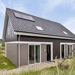 Reihenhaus in Ouddorp, Ferienhaus in Goeree-Overflakkee, Sdholland, umgeben von Dnen mit moderner Architektur und sonniger Umgebung.