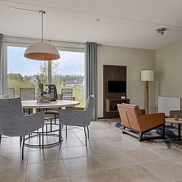 Gemtliches Wohnzimmer von Geschakelde woning in Ouddorp, einem Ferienhaus in Ouddorp, Goeree-Overflakkee, Sdholland mit Gartenblick.