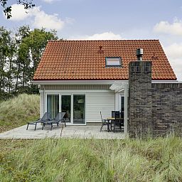 Freistehendes Haus in Ouddorp, ein Ferienhaus in Goeree-Overflakkee in Sdholland, mit einer Terrasse, umgeben von Natur und Ruhe.