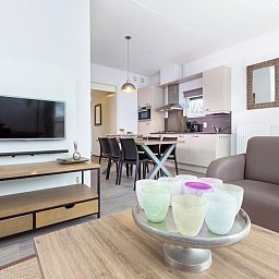 Modernes Wohnzimmer des Bungalows 6C in Ouddorp, Suedholland, mit offener Kueche und gemuetlicher Sitzecke fuer einen entspannten Urlaub.