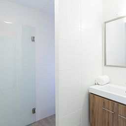 Schlafzimmer und Badezimmer im Bungalow 6C, Ouddorp, Goeree-Overflakkee, mit Blick auf die Terrasse und moderne Einrichtungen.