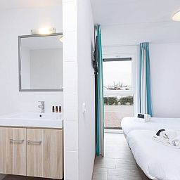 Gemuetliches Schlafzimmer mit Etagenbett im Bungalow 6C, Ouddorp, ideal fuer Familien auf Goeree-Overflakkee, Suedholland.