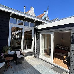 Zonnig terras van VZ1114 Vakantieappartement in Ouddorp, ideaal voor ontspanning.