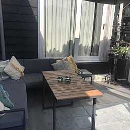 Comfortabele zithoek op het terras van VZ1114 Vakantieappartement in Ouddorp.